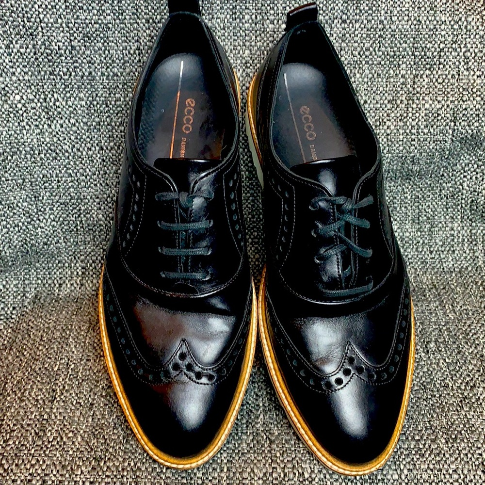 Ecco women’s incise wing tip flat size 7 leather black with white rubber sole